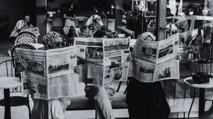 personnes lisant le journal, illustrant les lecteurs de la newsletter CAUSE